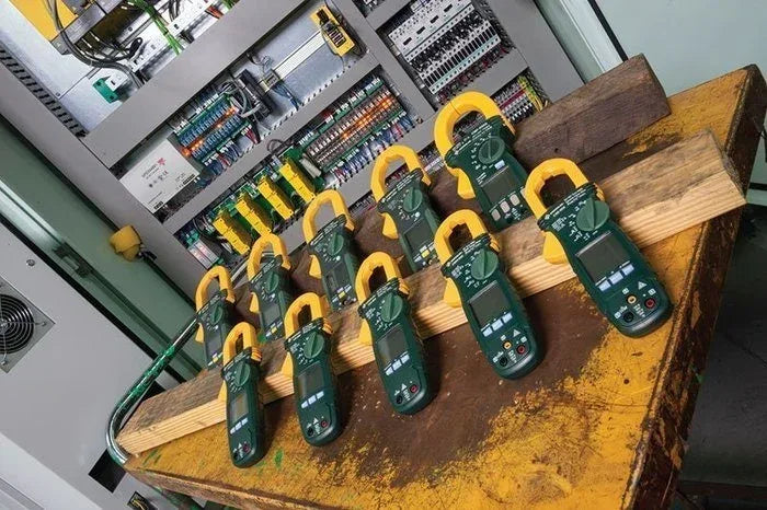 Pinza amperimétrica CA, RMS verdadero, 600 Voltios, 600 Amperes